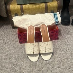 Tory Burch Napa leather size 9 sandals ivory.